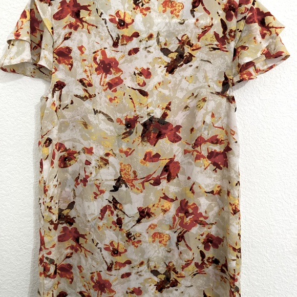 Ladies top. Can be worn dressed up or down. Easy care. - Picture 2 of 3